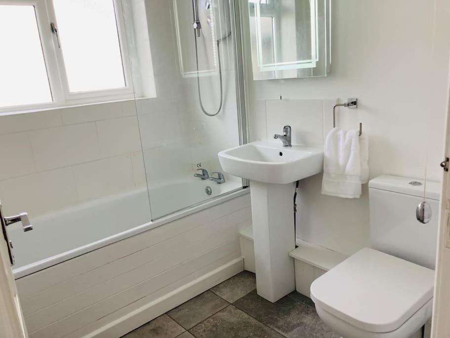Welcoming Bungalow With Parking And Garden St Agnes  Exteriör bild